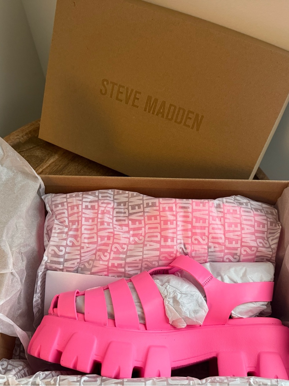 Steve Madden Echo Hot Pink Chunky Platform Fisherman Sandal Lug Sole Size 9.5NWB